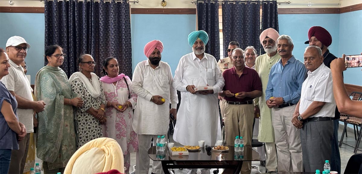 Former Minister Balbir Singh Sidhu meets the new team of Sector 67 Residents' Association.